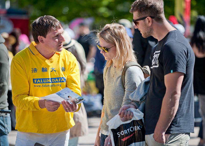 Image for article London: Raising Awareness of the Persecution of Falun Gong in Chinatown