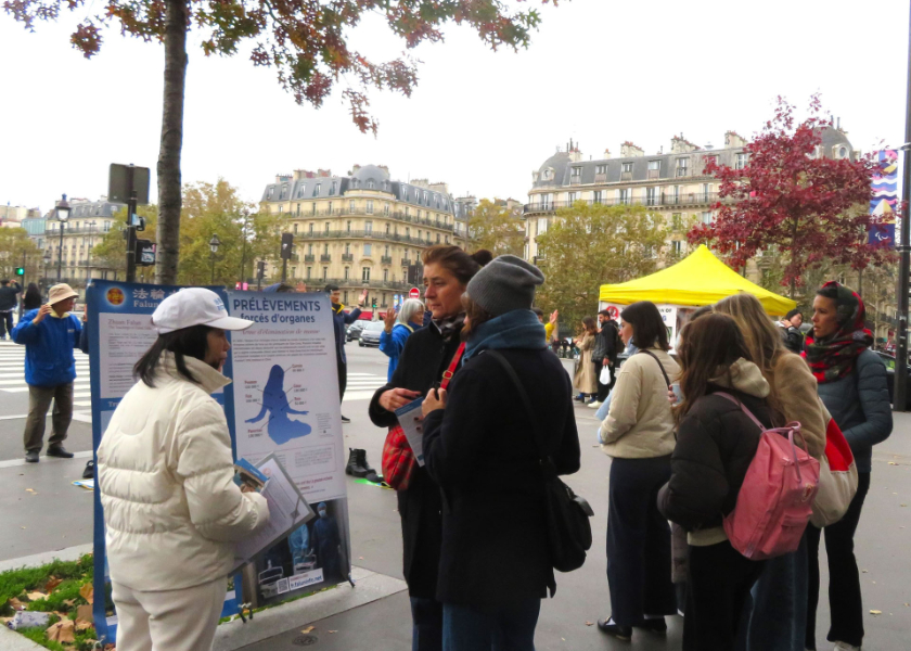 Image for article París: en la Plaza de la Bastilla, la gente firma una petición para protestar por la persecución a Falun Dafa