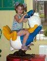 Pato Donald seduzindo criancinhas.