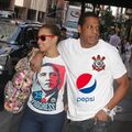 Jay Z e sua corna esposa saindo do comício do Obama pra ir ao jogo.