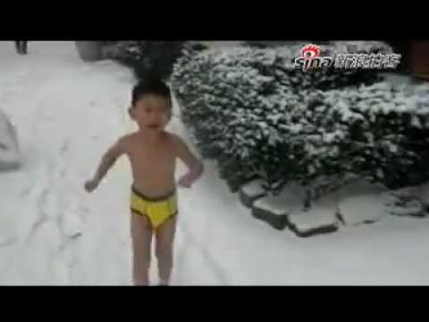 "鹰爸"暴雪中训练4岁儿子(视频)