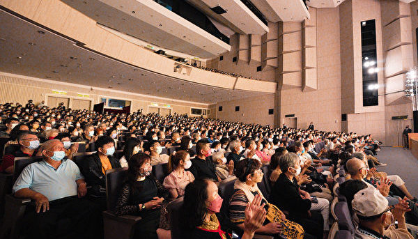 神韵国际艺术团在苗栗县苗北艺文中心仅有的两场演出一票难求，图为2022年7月6日午间爆满的观众。（龚安妮／大纪元）