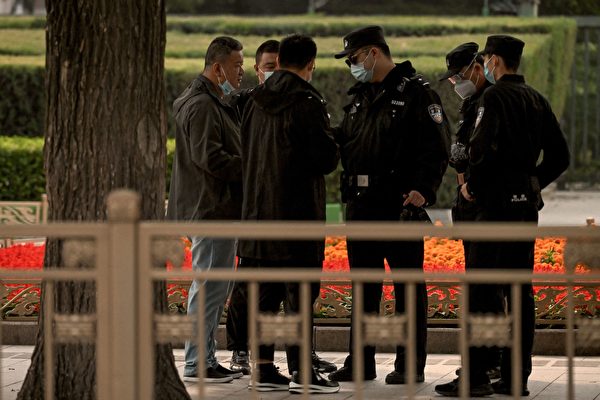 2022年10月13日，中共警察盘查前往天安门广场的行人。（图片来源：Noel Celis/AFP via Getty Images)