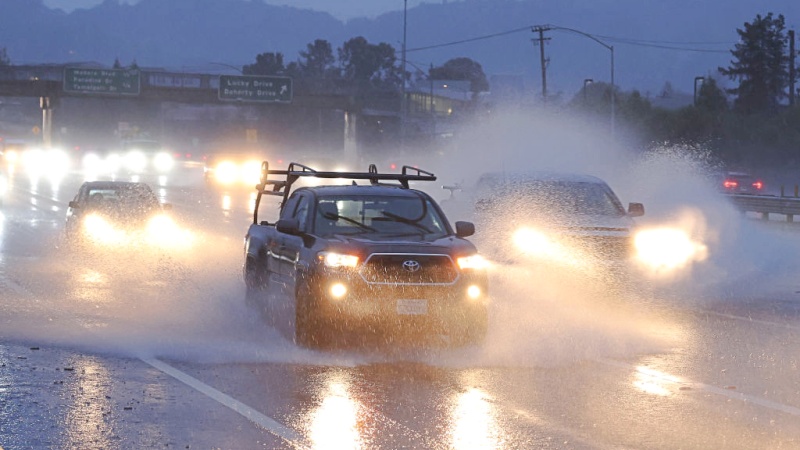 加州Greenbrae地区一条雨中的公路。（Getty Images）