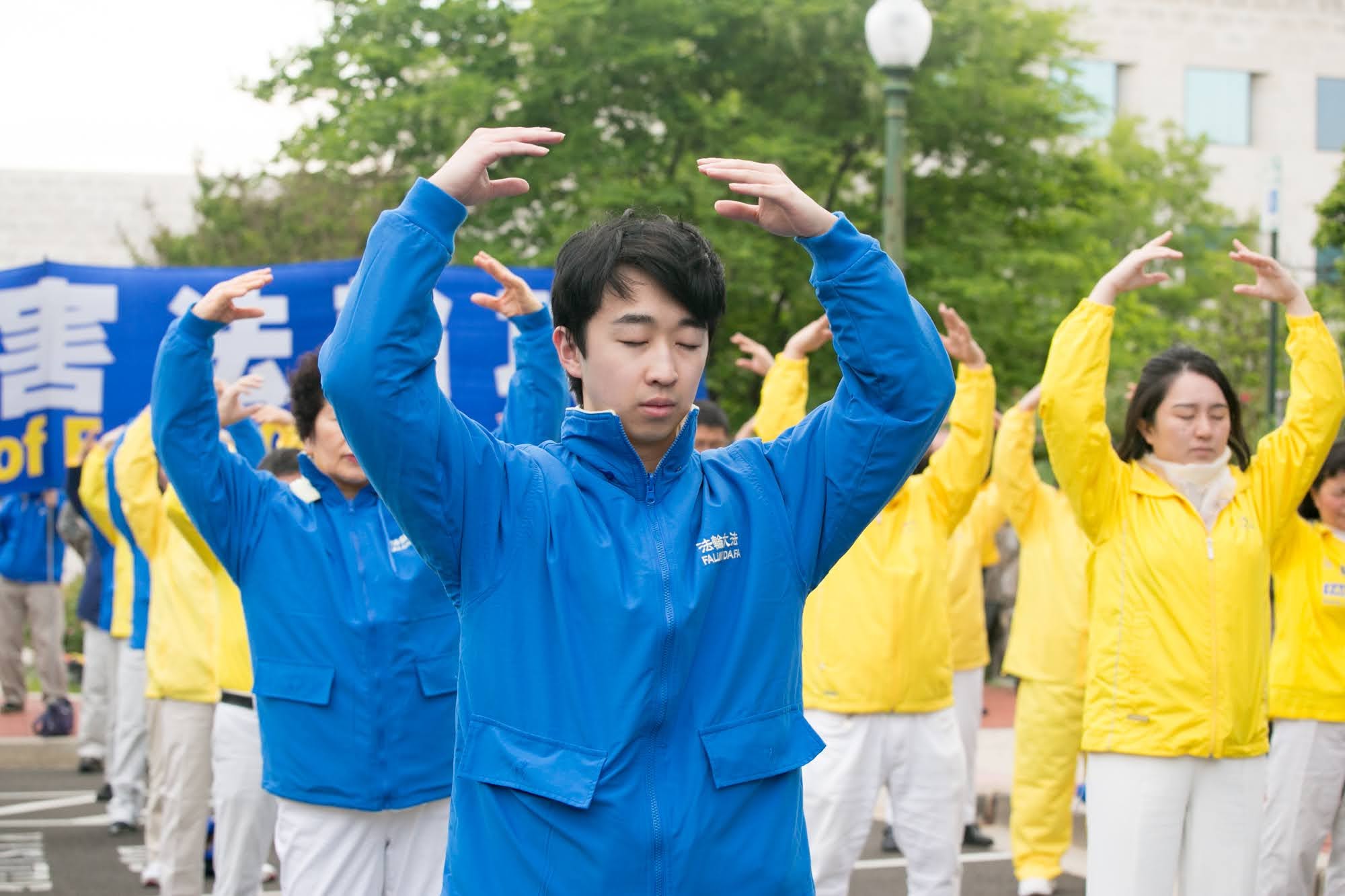 美国四城市举行“四·二五”万人大上访纪念活动 政要和民众敬佩法轮功