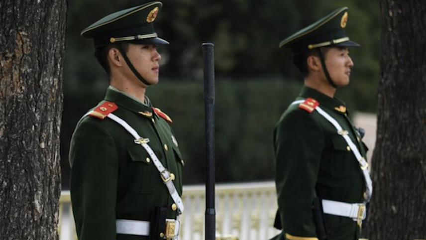 在北京大会堂外站岗的中共军警 (图片：GREG BAKER/AFP via Getty Images)