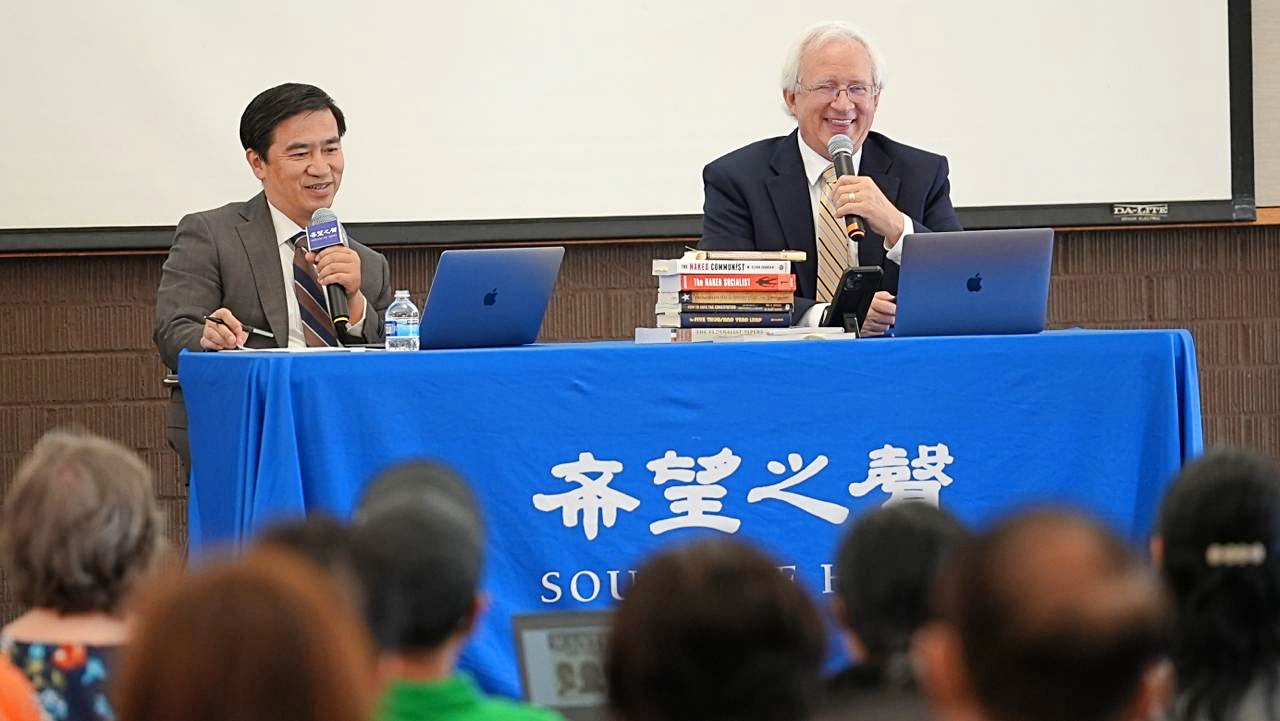 美国宪法学者斯考森（Paul Skousen）教授和方伟，4月29日在北加州硅谷首次为华人演讲。（David Chen/希望之声）