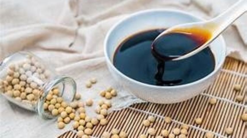 酿造酱油：也被称为天然酿造酱油（Naturally brewed soy sauce）。它是通过大豆、小麦、盐和水的天然发酵过程制作而成，没有使用化学添加剂或加速剂。（图片：网络图片）