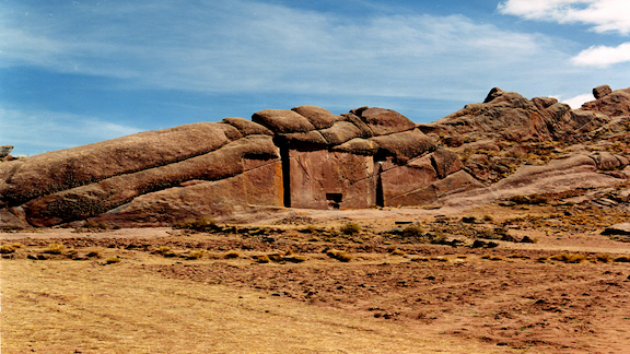 秘魯「眾神之門」通向另一個世界的門戶。（圖片：Wikimedia Commons/Tiwanaku,CC BY-SA 3.0）