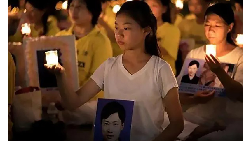 来自辽宁当年（2017年）16岁少女徐鑫洋手捧父亲徐大为的遗像，悼念父亲徐大为。（图片来源：明慧网）