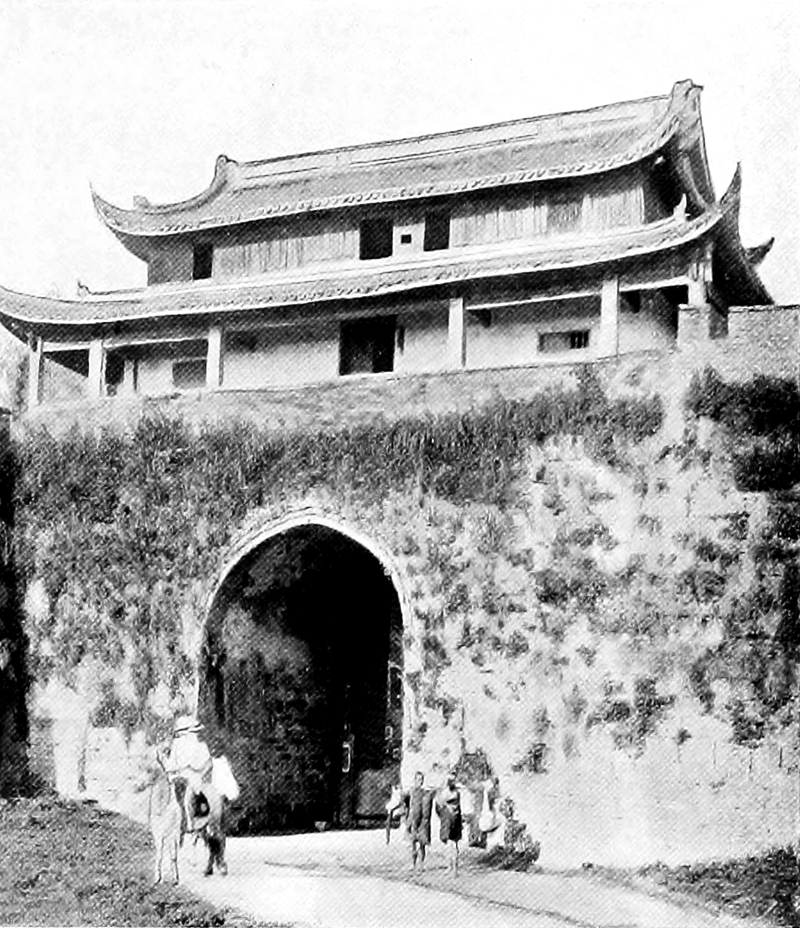 1900年前的杭州涌金门，民国初年已拆除（图片：出自1900年版《中国照片》）