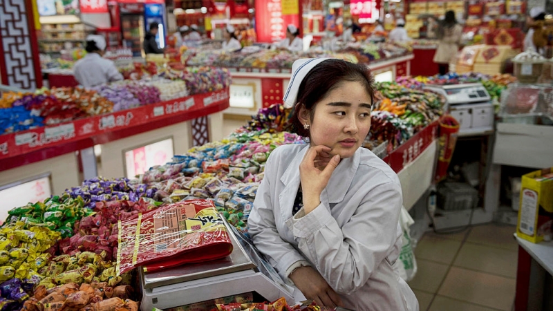 位于北京一家商场内，商家正在贩售物品。（Getty Images）