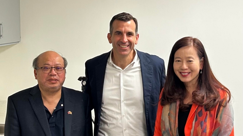 前圣荷西市长李卡多（Sam Liccardo）（中）。