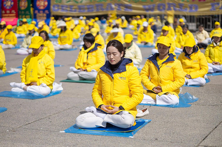 早晨，法轮功学员在市政厅广场集体炼功。游客们反映，虽然广场上人数众多，却让他们感受到一片静谧、祥和与美好（图片来源：明慧网）