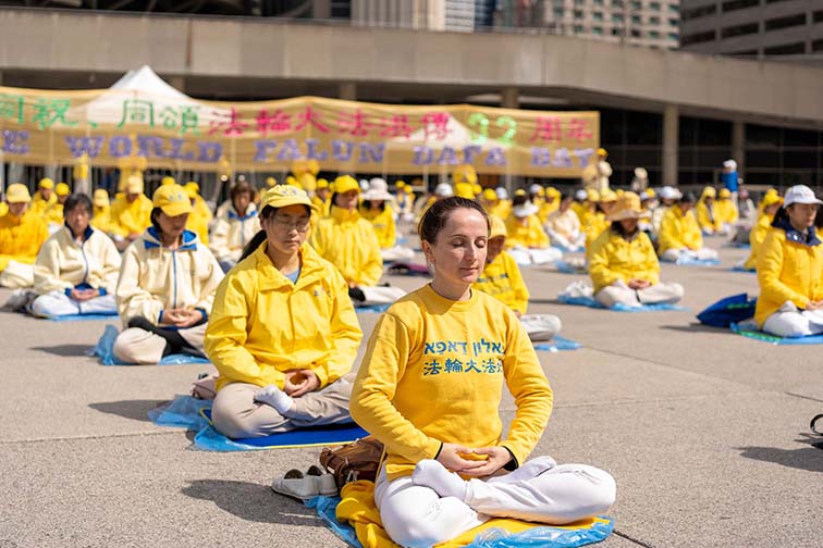 早晨，法轮功学员在市政厅广场集体炼功。游客们反映，虽然广场上人数众多，却让他们感受到一片静谧、祥和与美好（图片来源：明慧网）