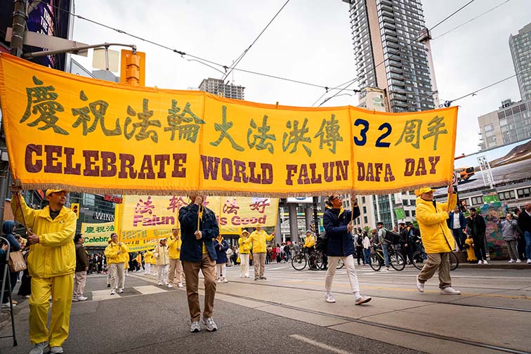 多伦多法轮功学员举行了庆祝世界法轮大法日大游行，队伍穿过了市中心多个热门景点。（图片来源：明慧网）