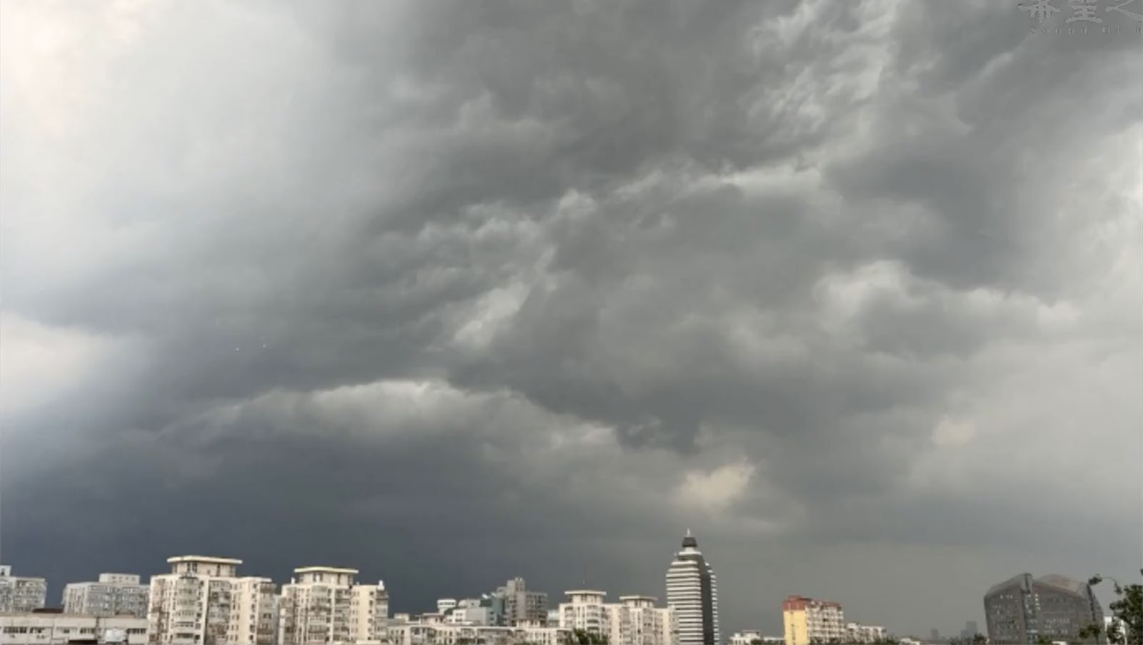 水深火热！ 台风、高温、山洪、暴雨、强对流5预警齐北京风雨如晦。图为2024年7月24日傍晚的北京（网络图片）