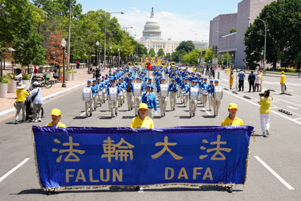 2024年7月11日，法轮功学员在美国首都华盛顿DC举行集会游行，抗议中共25年来对法轮功的残酷镇压，呼吁制止中共迫害。（戴兵/大纪元）