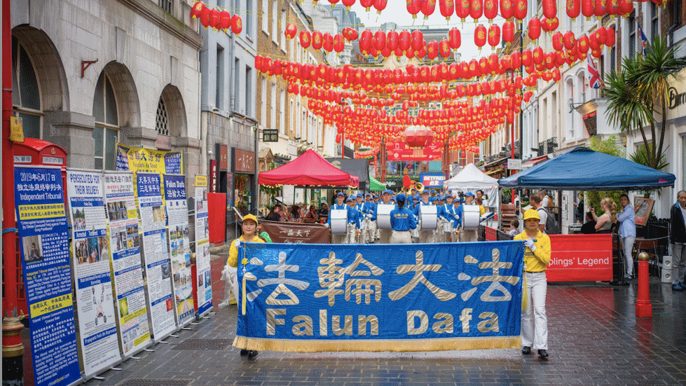 英国法轮功学员和欧洲天国乐团的游行队伍途经伦敦唐人街。（图片来源：晏宁/英国）