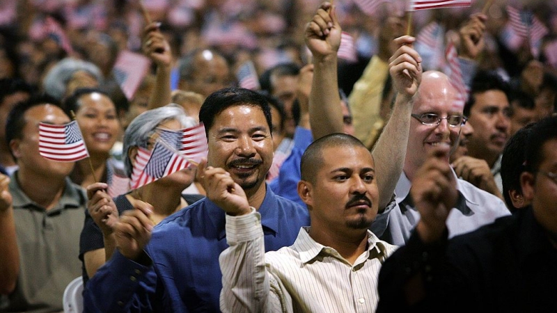 一群獲得美國簽證的外籍人士。（Getty Images）