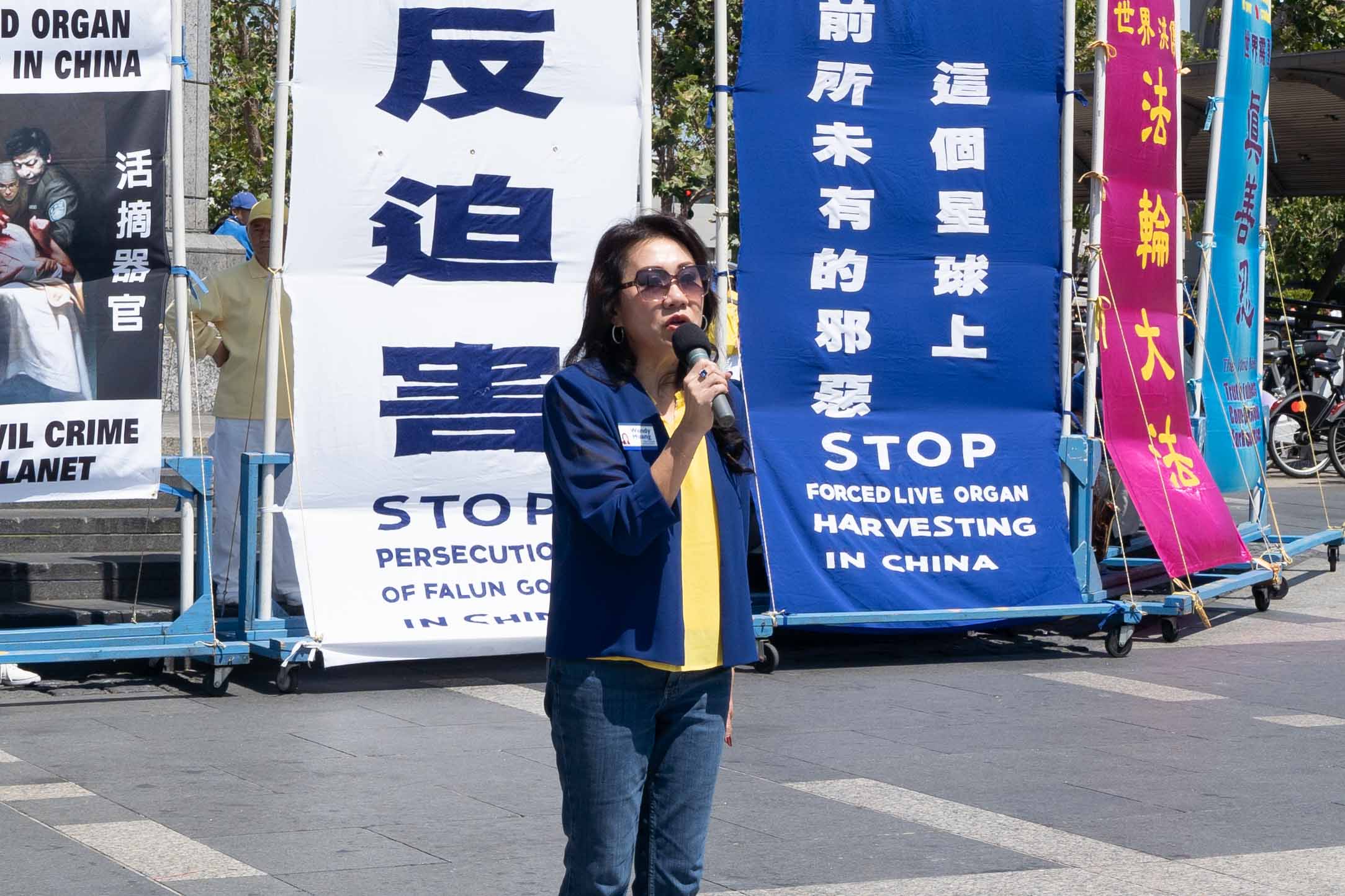 市议员候选人Wendy Huang2024年7月20日在湾区法轮功学员反迫害25周年集会上发言，表达对信仰自由的支持。（大纪元）