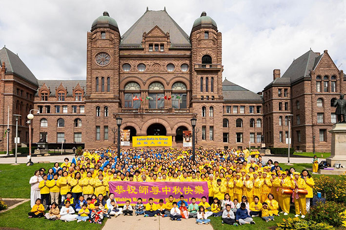 2024年9月8日中秋到来之际，多伦多大法弟子在皇后公园（Queens Park）集体炼功，并向师尊问好，恭祝师尊中秋快乐！（图片来源：明慧网）