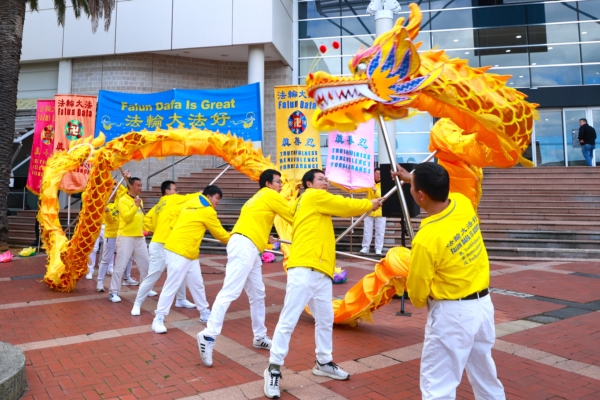 9月15日，墨尔本部分法轮大法学员在丹德农广场（Dandenong Square）举办庆中秋演出活动。图为舞龙表演。（图片来源：明慧网）