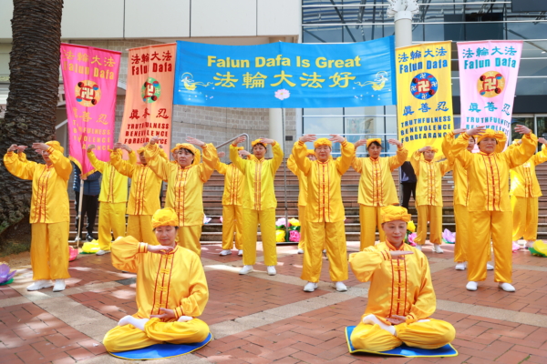 9月15日，墨尔本部分法轮大法学员在丹德农广场（Dandenong Square）举办庆中秋演出活动。图为法轮大法功法展示。（图片来源：明慧网）