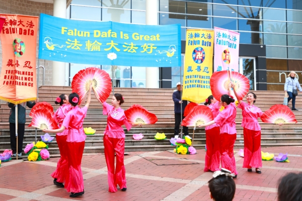 墨尔本部分法轮大法学员在丹德农广场（Dandenong Square）举办庆中秋演出活动。图为扇子舞表演。（图片来源：明慧网）