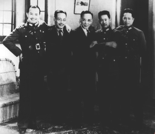 （右起）1938年，原北伐第四军军官叶挺、张发奎、郭沫若、陈铭枢、黄琪翔在武汉合影。