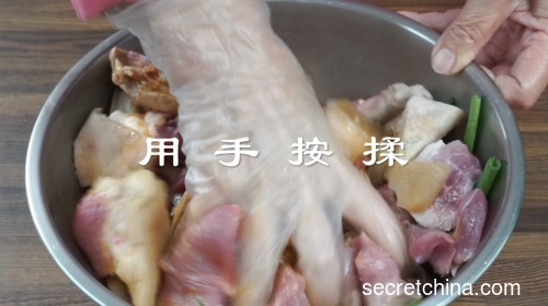 5、用手按摩肉块，让调味料渗入肉块中，再静置半个小时，使其更入味。