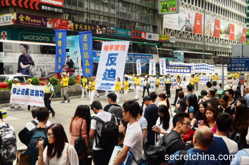 庆祝世界法轮大法日 港法轮功学员叩谢师恩