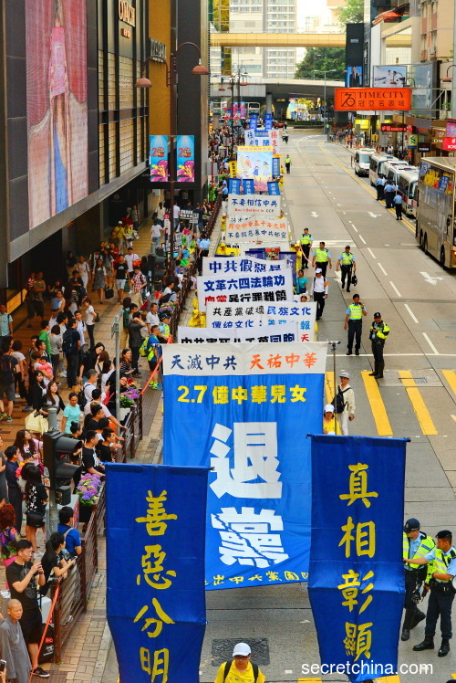 庆祝世界法轮大法日 港法轮功学员叩谢师恩