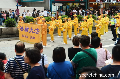 庆祝世界法轮大法日 港法轮功学员叩谢师恩