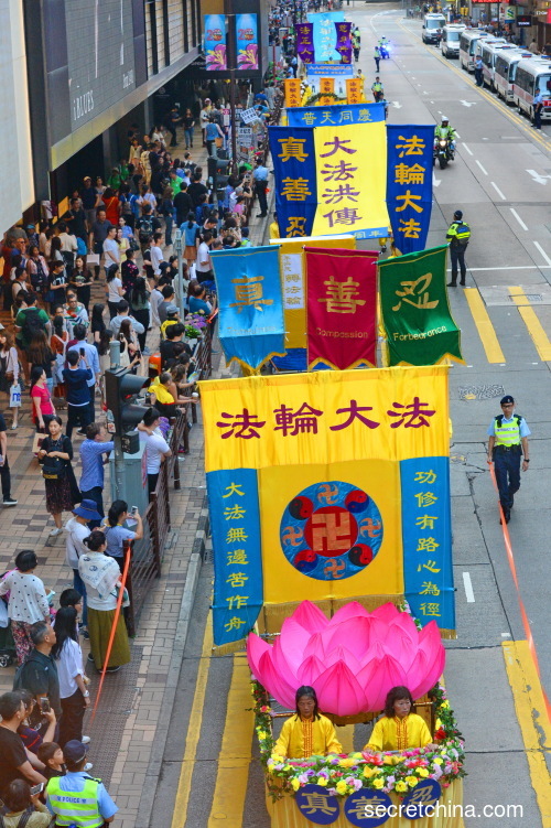 庆祝世界法轮大法日 港法轮功学员叩谢师恩