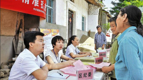 日本东京大学副教授阿古智子最近表示，中国的扶贫只是表面功夫，问题的症结点没有多少改变。图为官方扶贫活动一景。