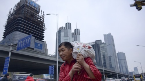 中国经济前景不妙，百姓要过苦日子。