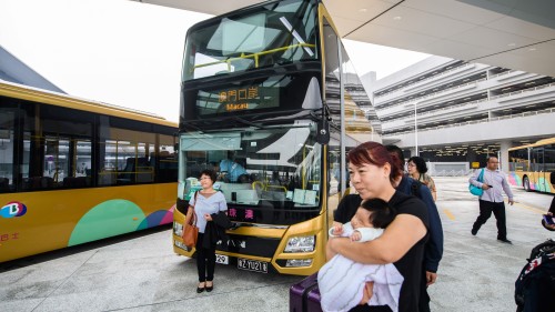 香港男子乘搭俗称“金巴”的港珠澳大桥穿梭巴士前往澳门时，在东人工岛被大陆公安带走