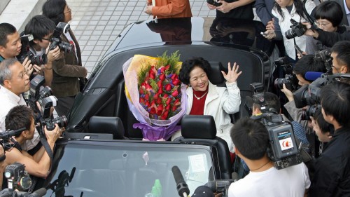 “香港良心”陈方安生获颁人权奖，成为该奖项首位华人得主。图为陈方安生2007年击败建制派阵营的叶刘淑仪，胜出立法会补选。