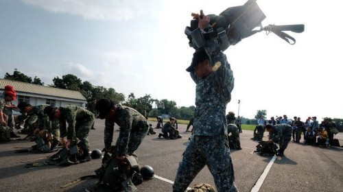 陆军航特部空降训练中心22日对外公开伞兵训练情形，图为航特部人员在屏东机场整备，执行跳伞任务。