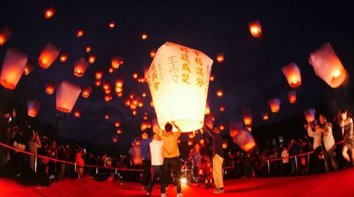 海外游客来台大多都对台湾留下好印象，图为台平溪天灯节。