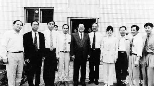 1995年时任国家主席江泽民曾到长生生物视察。