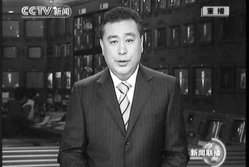 有知情人士透露，张宏民是同性恋，被一名与江系高官包养。