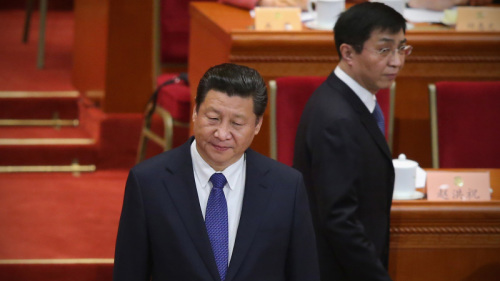 2015年3月13日，习近平（前）和王沪宁在北京大会堂。（图片来源：Feng Li/Getty Images）