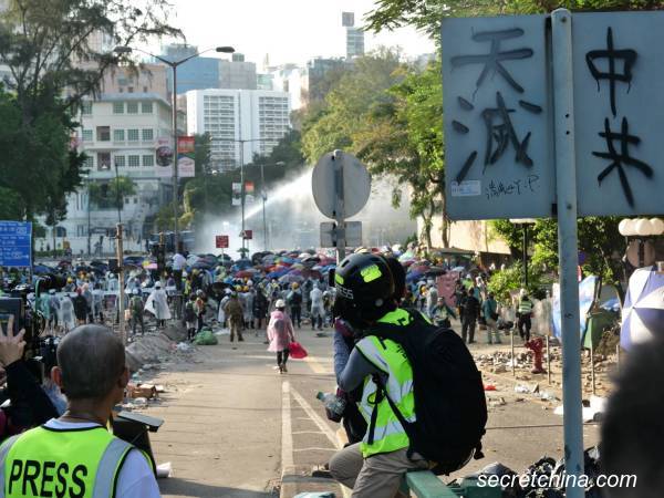 11月17日，港警与抗议者在香港理工大学对峙。