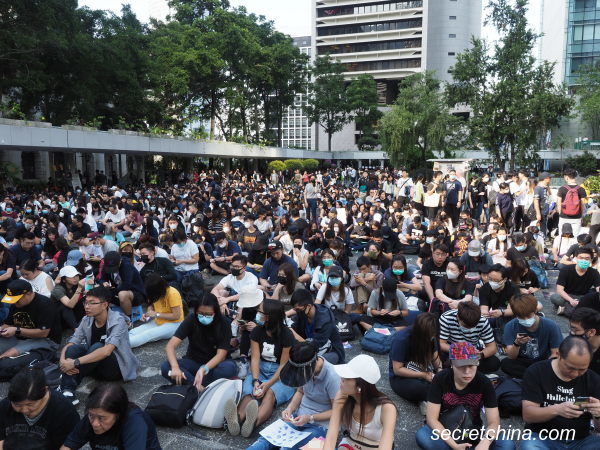 11月17日，香港民眾舉行願榮光歸香港集會及祈禱會，東歐巨變30週年集會。