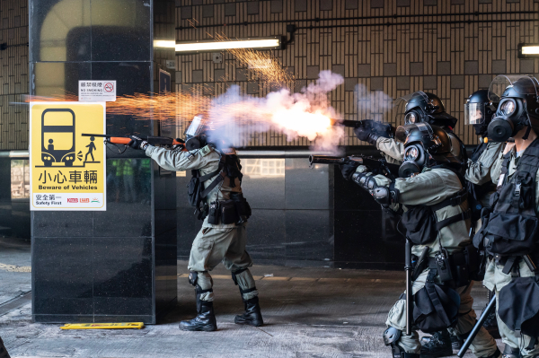 香港警方於2019年11月18日在香港逮捕了香港理工大學的反政府示威者。