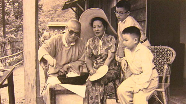 蒋介石偕夫人於臺灣桃園角板山野炊，旁為宋子安的公子（宋伯熊、宋仲虎）。