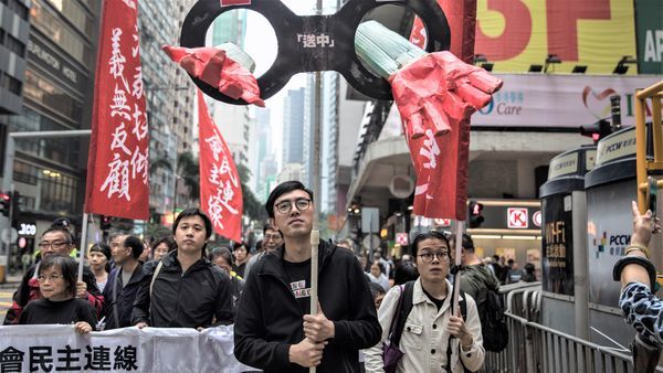 逾万港人昨日上街游行，反对“史上最恶法”通过