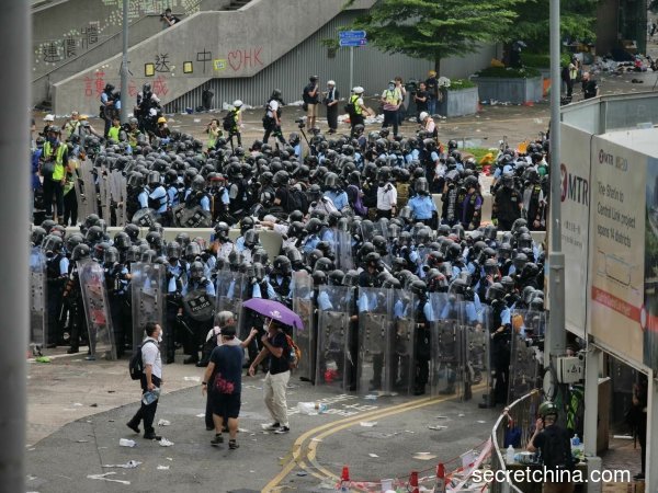 为支持“反送中”，香港市民举行“612”罢工罢市罢课抗议立法会修例二读，警方发生催泪弹驱赶市民。